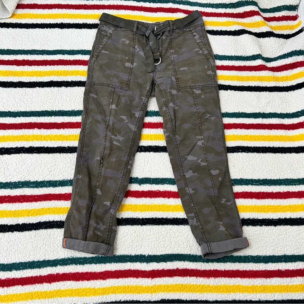 Anthropologie the wanderer camo pants with belt and pockets mid rise